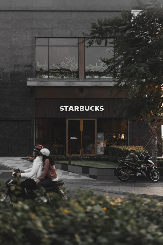 7 brand loyalty examples that every business should follow.